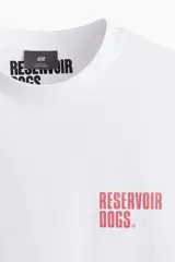 Remera de algodón de corte holgado con cuello redondo y hombros caídos. Presenta un estampado pequeño en el pecho con el logo de la película Reservoir Dogs.