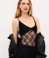 Vestido midi de algodón con escote hombro a hombro, sin mangas, diseño ajustado y drapeado lateral.