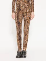Calza larga de punto con estampado animal print y elástico en la cintura.