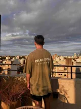 Remerón marrón con cuello redondo y logo pequeño bordado en el pecho.