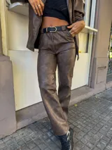 Pantalón de cuero color marrón con textura vintage.
