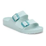 Sandalia Birkenstock modelo Arizona, confeccionada en material EVA ligero y resistente al agua. Presenta diseño de dos correas con hebillas ajustables en tono traslúcido y plantilla anatómica.