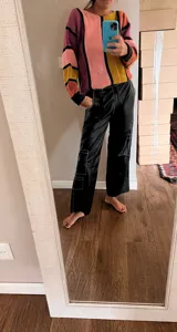 Pantalón cargo de cuero ovino negro con costuras blancas en contraste y corte suelto.