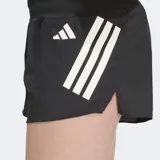 Short deportivo Adidas de corte clásico, confeccionado en poliéster reciclado con tecnología Climacool. Presenta cintura elástica con cordón de ajuste, calzoncillo interior de malla, bolsillo trasero con cierre y las icónicas tres tiras inclinadas en el lateral junto al logo de la marca.