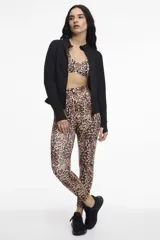 Calza deportiva de tiro alto con estampado animal print de leopardo. Confeccionada en tejido técnico elástico que se ajusta al cuerpo.