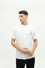 Remera blanca de manga corta con estampado pequeño en el pecho.