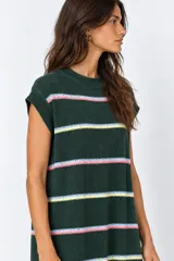 Vestido largo de punto color verde oscuro, de corte recto y holgado con diseño sin mangas, cuello redondo y tajos laterales. Presenta rayas horizontales en tonos rosado, celeste y amarillo.