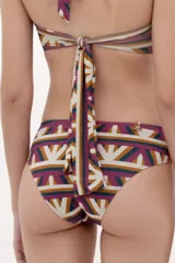 Bombacha de bikini tiro alto con faja ancha drapeada y diseño estampado geométrico multicolor en tonos beige, fucsia, naranja y verde.