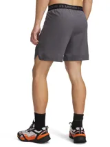 Short deportivo Under Armour de tejido ultraligero y resistente, diseñado para entrenamientos intensos. Cuenta con paneles de malla para ventilación estratégica, material elástico en cuatro direcciones que absorbe el sudor y bolsillos laterales abiertos.