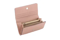 Billetera tipo sobre color rojo con textura granulada y cierre con broche imantado.