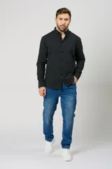 Pantalón jean clásico para hombre en color azul con efecto lavado y costuras en contraste.