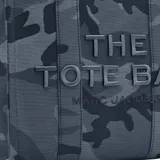 Bolso tote de Marc Jacobs en tejido jacquard con estampado de camuflaje en tonos verdes y negros. Presenta el logo de la marca bordado en relieve en el frente, doble asa superior y correa de hombro ajustable y extraíble.