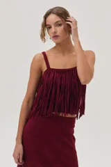 Falda midi tejida color bordó, con flecos y calados en el bajo.