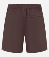 Bermuda deportiva masculina de corte holgado, color negro, con cintura elástica y cordón ajustable. Presenta un diseño minimalista con bolsillo trasero.