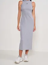 Vestido midi gris de punto, sin mangas, con cuello alto y corte ajustado.