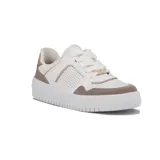 Championes casuales Vizzano de mujer, color blanco con detalles en beige y toques metalizados dorados. Presentan diseño perforado en los laterales y la puntera, cordones blancos y suela chunky de goma blanca.