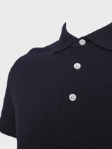 Chomba Tommy Hilfiger de la colección 1985, color azul marino, de corte slim. Confeccionada en piqué de algodón elástico, con cuello de chomba y cartera de tres botones.