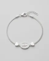 Pulsera de acero con baño de plata, con dije central ovalado de la Virgen Milagrosa y dos pequeños dijes en forma de corazón a los costados.