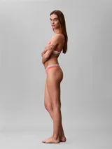 Colaless de algodón elástico, talle medio, con bordes planos en la pierna y cinturilla elástica distintiva de Calvin Klein.