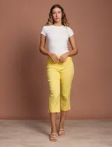 Pantalón capri blanco de gabardina elastizada. Pretina ancha elastizada, delantera con bolsillos simulados y trasera con bolsillos aplicados.