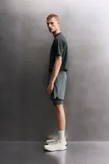 Pantalones cortos de entrenamiento 2 en 1 de Zara Athleticz, confeccionados en tejido técnico ligero y elástico. Presentan una malla interior integrada, cintura elástica con cordón ajustable, bolsillos laterales con cierre y aberturas en el bajo.