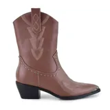 Bota corta de cuero sintético color marrón, estilo texana, con puntera metálica, taco cuadrado y detalles de costuras y tachas.