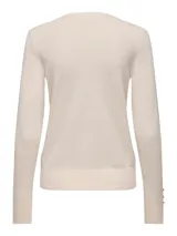 Suéter de punto fino color beige claro (eggnog melange), con cuello redondo y mangas largas terminadas en puños con detalle de botones.