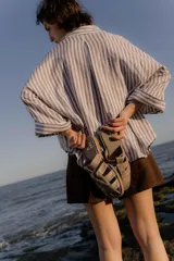 Sandalias bajas color beige con tiras de cuero entretejidas.