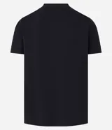 Remera básica de corte slim para hombre, de color blanco, con cuello en V y mangas cortas. Confeccionada en algodón peruano de alta suavidad y resistencia.