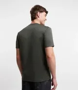 Remera deportiva verde militar de manga corta, confeccionada en tejido de malla 100% poliéster con tecnología Get Dry.