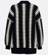 Saco de punto negro con estampado geométrico blanco, manga larga amplia y corte alargado.