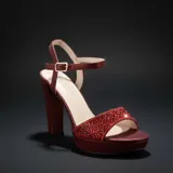 Sandalia de fiesta color bordó con plataforma y taco alto cuadrado. Presenta una tira frontal decorada con pedrería brillante y una tira ajustable con hebilla metálica en el tobillo.