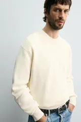 Sweater de punto perlado en color gris, con diseño relaxed fit, cuello redondo y manga larga. Cuenta con acabados en rib en cuello, puños y dobladillo.
