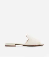 Sandalia plana Beira Rio de diseño minimalista, confeccionada en material sintético color marrón, con tira ancha sobre el empeine y taco bajo cuadrado.