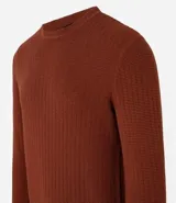 Suéter masculino de cuello redondo y manga larga, confeccionado en tejido de malla con textura de cuadros grid. Presenta un diseño minimalista y versátil, ideal para diversas ocasiones.