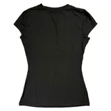 Remera negra de corte ajustado con estampado frontal de estilo gótico que combina rosas rojas y alas blancas con detalles ornamentales.