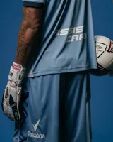 Short de golero oficial del Club Nacional de Football, modelo 2025, color azul claro. Incluye el escudo del club y el logo de Umbro en la parte inferior.