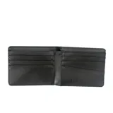 Billetera plegable para hombre de cuero negro con textura granulada. Presenta un aplique metálico con el logo de la marca en la esquina inferior derecha.