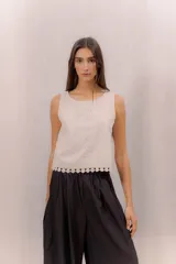 Musculosa en broderie de color rojo coral, con cuello redondo y diseño sin mangas.