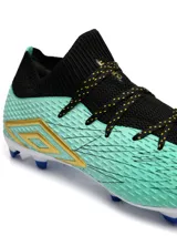 Championes de fútbol Umbro modelo Ignis HG, con diseño de botín de corte medio en color amarillo con detalles en azul marino y suela azul con tapones naranjas.