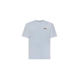 Remera de manga corta color celeste, con cuello redondo y parche con logo de la marca en el pecho.