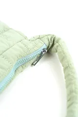 Cartera acolchada tipo shoulder bag en color verde menta, con diseño capitoné en cuadrados, asa corta integrada y cierre superior.