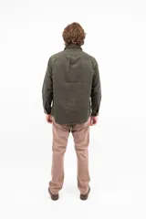 Camisa verde oliva de pana de algodón, corte recto, manga larga, cuello abotonado y bolsillo en el pecho.