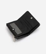 Billetera femenina Satinato tipo sobre, confeccionada en PU color negro con estructura firme, cierre con botón a presión, bolsillo externo con cierre metálico, compartimentos internos y placa metálica frontal con logo.
