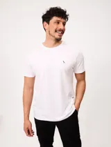 Remera blanca de manga corta y cuello redondo, con un pequeño bordado de un ave en el pecho.