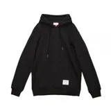 Canguro negro con capucha y cordones ajustables. Presenta un bolsillo frontal tipo canguro y una etiqueta de marca en la parte inferior. Diseño minimalista con logo bordado al tono en el pecho.