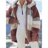 Campera peluda de mujer marca United Uy, con capucha y cierre frontal de cremallera. Presenta diseño de rayas horizontales en bloques de colores blanco, gris, beige y negro, con textura de piel sintética y puños elásticos.