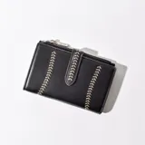 Billetera negra de cuero sintético con cierre de broche y cremallera. Diseño con pespuntes decorativos en forma de costuras de pelota de béisbol.