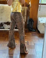 Pantalón de cuero vacuno negro, de tiro alto y corte recto con aberturas laterales en los bajos.