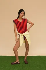 Top tejido a crochet con rayas verticales color crema y bordó, con volados en los bordes.